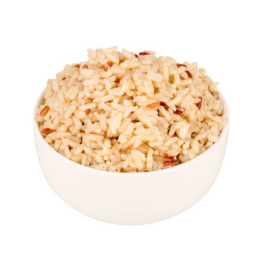 Karışık kırmızı yasemin kahverengi pirinç ve arpa kasesi beyaz üzerine.