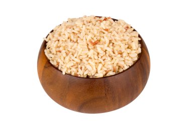 Karışık kırmızı yasemin esmer pirinç ve arpa kasesi tahtası beyaz üzerine.