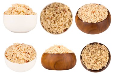 Karışık kırmızı yasemin esmer pirinç ve arpa kasesi tahtası beyaz üzerine.