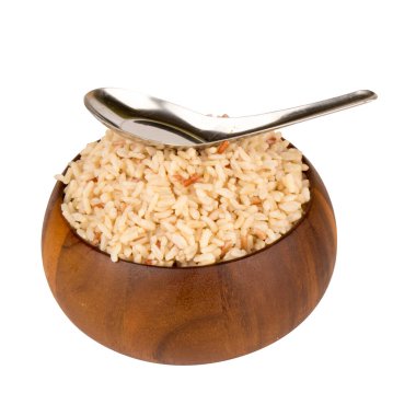 Beyaz üzerine kırmızı yasemin esmer pirinç ve arpa kasesi. kaşık