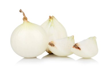 Beyaz arkaplanda soğan izole edildi Soyun.