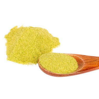 Yeşil çay tozu yığını beyaz arkaplanda izole edilmiş.