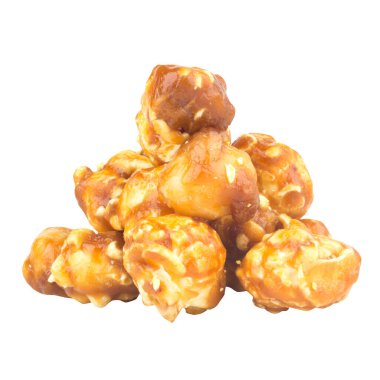 Beyaz arkaplanda karamelli patlamış mısır.