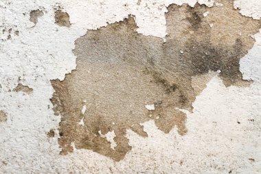 Beyaz beton duvar yüzeyi soyuluyor, kirli, eski.