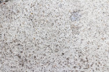 Beyaz beton duvar yüzeyi soyuluyor, kirli, eski.