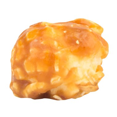 Beyaz arkaplanda karamelli patlamış mısır.