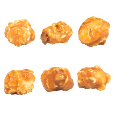 Beyaz arkaplanda karamelli patlamış mısır.