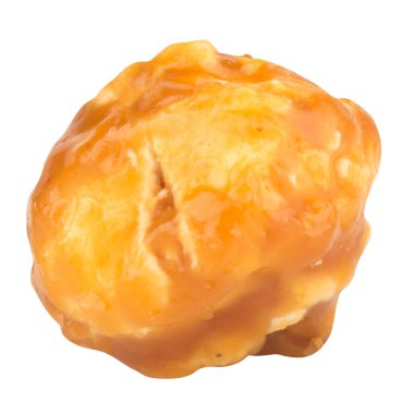 Beyaz arkaplanda karamelli patlamış mısır.