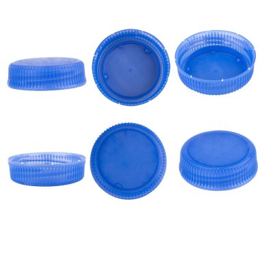 Beyaz arka planda plastik şişe kapağı mavisi.