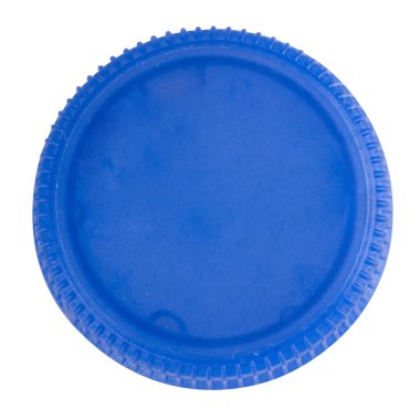 Beyaz arka planda plastik şişe kapağı mavisi.