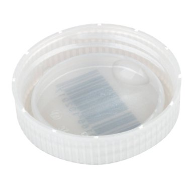 Plastik şişe kapağı grisi beyaz arka planda izole edilmiş.