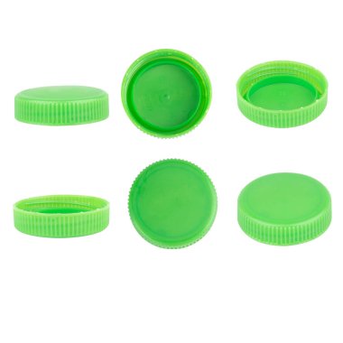 Plastik şişe kapağı yeşil beyaz arka planda izole.