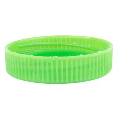Plastik şişe kapağı yeşil beyaz arka planda izole.