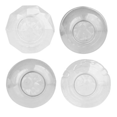 Üst görünümü beyaz arkaplanda izole edilmiş plastik şişeler.
