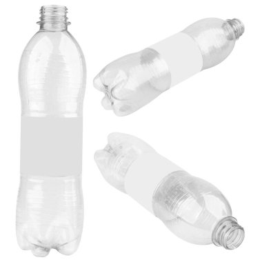 Plastik şişeler, beyaz arka planda karbonatlı içecekler..