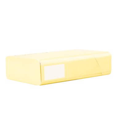 sigara kutusu beyaz arkaplan ürünü üzerinde.