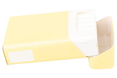 sigara kutusu beyaz arkaplan ürünü üzerinde.