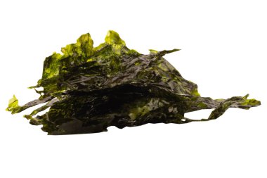 Beyaz arkaplanda öğütülmüş yosun yığını.