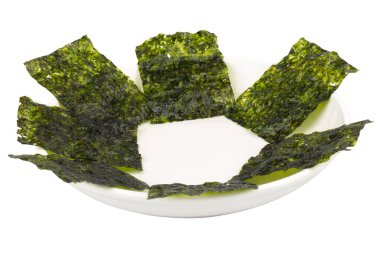 Beyaz arka planda deniz yosunu örtüleri.