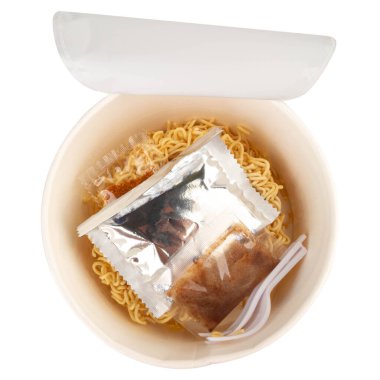 Anında erişte kabı üst görünümü plastik çatal beyaz arkaplan.