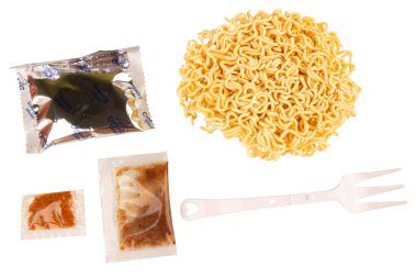 Beyaz arka planda hazır erişte, sos, plastik çatallar..