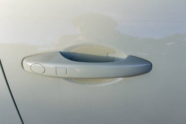 Yeşil Araba Kapı Kolu Yumuşak Güneş Işığıyla.