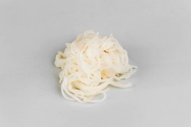 Beyaz Arkaplanda Tayland Pirinç Eriştesi Yığını.