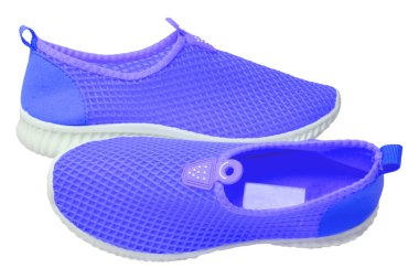 Mavi spor ayakkabı izole edildi. Beyaz arka planda izole edilmiş kadın spor ayakkabıları ya da spor ayakkabıları. Spor için modern ayakkabı tasarımı. Makro.