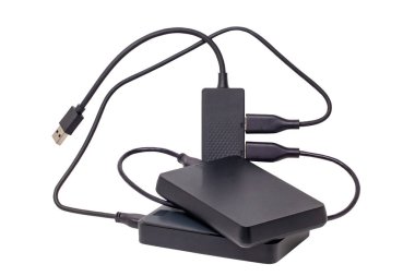 Beyaz zemin üzerinde izole edilmiş 4 portlu USB dağıtımcısına USB kablosuyla bağlı iki büyük kapasiteli harici hard disk. Kesme yolu. Dosyaları yedeklemek için dizüstü bilgisayara bağlan