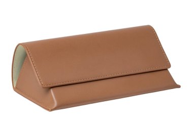 Gözlük ya da beyaz arka planda izole edilmiş gözlük ya da gözlük için modaya uygun kapalı kahverengi deri bir çantanın yakın çekimi. Kesme yolu. Makro. Güneş gözlüğü koruması.