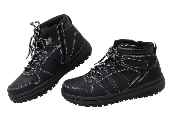 冬のブーツ 白に隔離されたレースやリベットでペアエレガントなブラックレザー冬のブーツのクローズアップ マクロだ 子供の男の子のための秋の靴のファッション — ストック写真