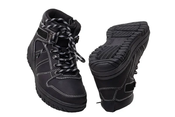 冬季靴子 一双精致的黑色皮制冬季皮靴的特写 鞋带和铆钉与白色隔离 男孩儿的秋鞋流行 — 图库照片