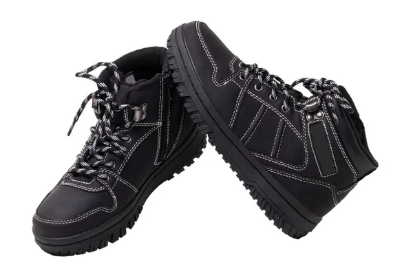 冬のブーツ 白に隔離されたレースやリベットでペアエレガントなブラックレザー冬のブーツのクローズアップ クリッピングパス マクロだ 子供の男の子のための秋の靴のファッション — ストック写真