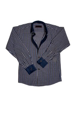 Gömlekleri kontrol ettim. Beyaz arka planda izole edilmiş erkekler için mavi ve beyaz bir tartan ya da ekose gömlek yakın plan. Kesme yolu. Erkek kıyafetlerinin yaz modası.