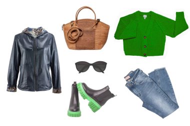Kolaj kadın kıyafetleri. Şık ve modaya uygun bir deri ceket, botlar, kot pantolon, gömlek ve hırka, el çantası ve beyaz arka planda izole edilmiş diğer aksesuarlar. Son moda eğilimleri.