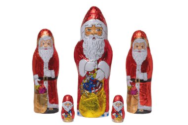 Çikolatalı Noel Baba izole edilmiş. Beş tane neşeli çikolatalı Noel Baba 'ya yakın plan mı yoksa beyaz arka planda izole edilmiş Aziz Nicolas heykelciği mi? Makro fotoğraf.