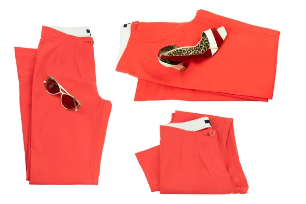 大学女生的衣服 一套折叠的红色典雅女裤或斜纹棉布裤 配以典雅的单双女式高跟鞋和太阳镜 红色时尚的概念孤立 — 图库照片