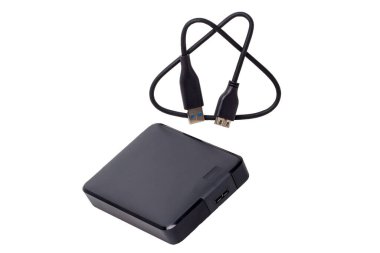 Büyük kapasiteli harici bir sabit disk ve laptopa bağlı bir USB kablosu dosyaları yedeklemek için ve beyazdan izole edilmiş önemli bilgiler için. Taşınabilir sabit diskler veri yedeklemesi için. Makro.