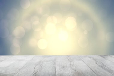 Boş masa ürünü. Parlak, boş, ahşap bir masa, soyut, parlak sarı arka plana karşı yakın plan. Gıda ve ürün görüntüleme kurgunuz için şablon.