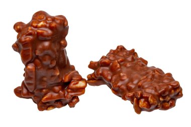 Beyaz arka planda saklanmış fındıklı çikolata şekeri. Kesme yolu. Sütlü çikolataya batırılmış badem ve fındık dilimleri.