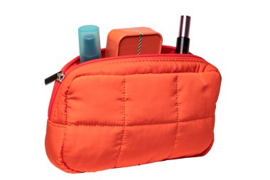 Kozmetik torbaları izole edilmiş. Beyaz arka planda fermuarlı lüks bir kozmetik seyahat çantasının yakın çekimi. Makyaj ve güzellik ürünleri için gerekli teçhizat fırçaları olarak kullanılır. Makro.