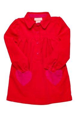 Yaz elbisesi ıssız. Güzel kırmızı bir kızın elbisesi, iliştirilmiş kalp şeklinde cepleri ve beyaz üzerine izole edilmiş uzun kolları var. Çocuklar bahar ve sonbahar modası.