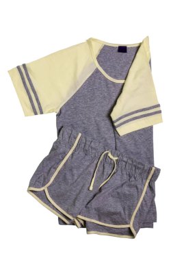 Gri, sarı, seksi kadın geceliklerinin yakın plan çekimi. Beyaz arka planda bir şort ve üst ya da gömlek. Kesme yolu. Modaya uygun gece elbiseleri ya da gecelikler..