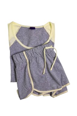 Gri, sarı, seksi kadın geceliklerinin yakın plan çekimi. Beyaz arka planda bir şort ve üst ya da gömlek. Kesme yolu. Modaya uygun gece elbiseleri ya da gecelikler..