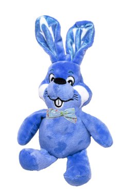 Beyaz bir arka planda şirin mavi pelüş bir tavşan veya papyonlu bir tavşan. Paskalya tebrik kartı dekorasyon elementinin tasarım için yeri var. Parlak peluş oyuncak.