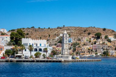 SYMI, Yunanistan - Haziran 03, 2021. Chorio ve Gialos ilçeleri ile Symi kasabası tüm Ege 'nin en güzel ve romantik limanlarından biridir. Dik yamaçlara uzanan renkli malikaneler.