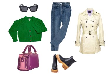 Kolaj kadın kıyafetleri. Şık ve modaya uygun bir kadın ceketi, kot pantolon, deniz botu, el çantası, hırka ve beyaz arka planda izole edilmiş diğer aksesuarlar. Moda eğilimleri.