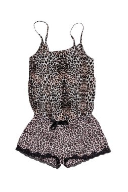 Gecelik izole edildi. Beyaz arka planda izole edilmiş seksi ipek gecelikler ve leopar desenli iç çamaşırları. Modaya uygun gece elbiseleri ya da gecelikler..