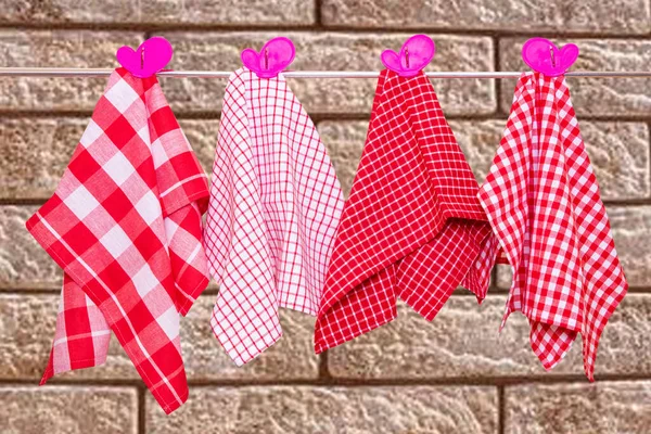 Wieszam Ręczniki Zbliżenie Różnych Czerwonych Kratek Ręczniki Kuchenne Fioletowy Różowy — Zdjęcie stockowe