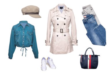 Yazlık kolaj kıyafetleri beyaza izole edilmiş. Kadın giyim koleksiyonu. Kadın giyim kıyafeti. Ceket, kot, ceket, spor ayakkabı ve çanta..